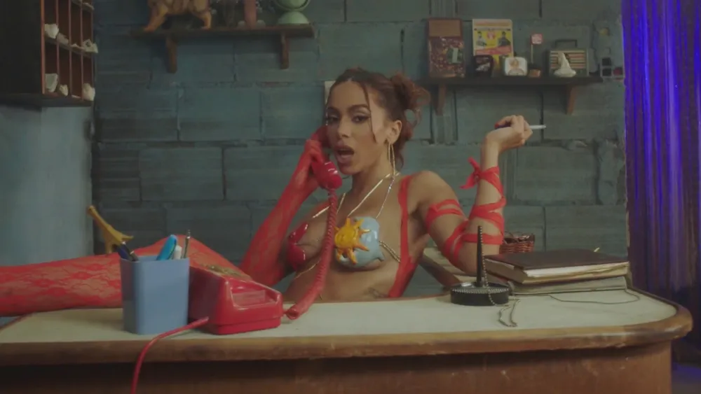 Anitta lança novo álbum e fala em "ensaios" para 2024