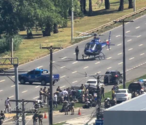 Helicóptero do Graer pousa na Avenida Paralela para resgatar policial ferido em acidente