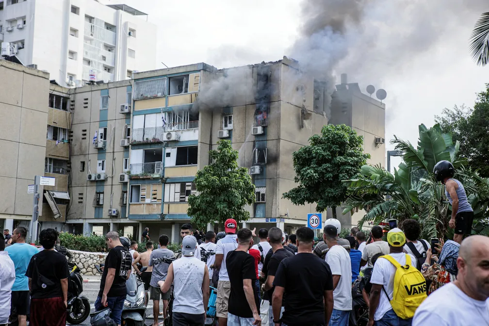 ORIENTE MÉDIO: quatro pessoas ficam feridas após foguete de Gaza atingir prédio residencial