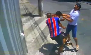 Suspeitos de agredir torcedor do Vitória se apresentam à polícia; episódio ganha nova versão