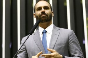 STF dá prazo para que Eduardo Bolsonaro explique comparação entre professores e traficantes