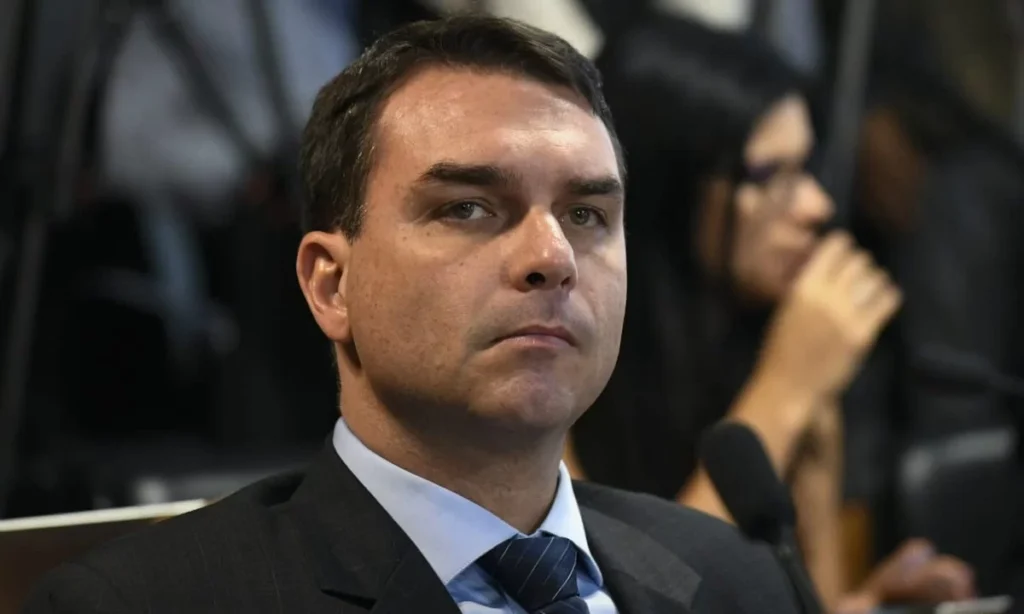 'CHEQUE FANTASMA': colunista diz que Flávio Bolsonaro comprou imóveis, mas dinheiro não saiu de sua conta