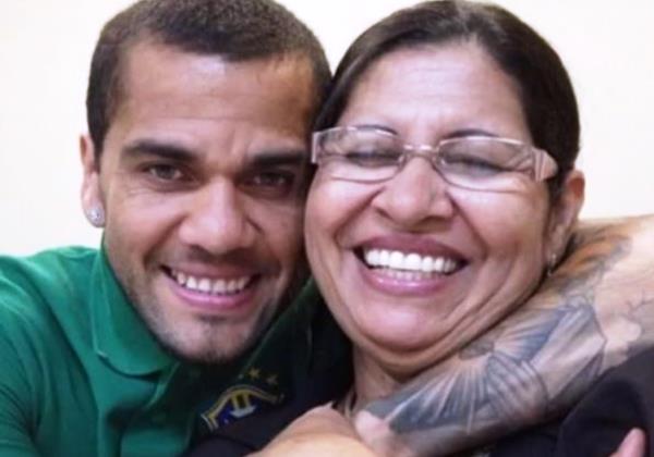 Mulher que acusa Daniel Alves de estupro é exposta pela mãe do jogador