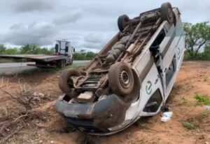 Ambulância com cinco pessoas capota no oeste do estado