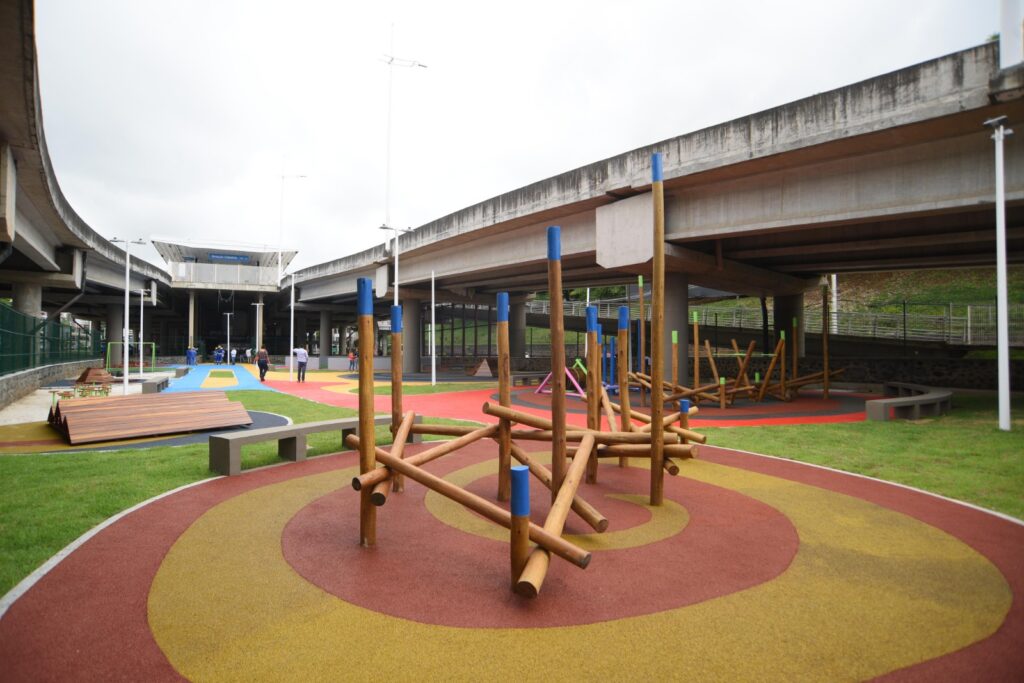 Estações do BRT de Salvador ganham pista de skate e campo sintético