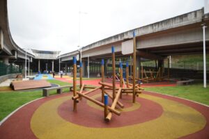 Estações do BRT de Salvador ganham pista de skate e campo sintético